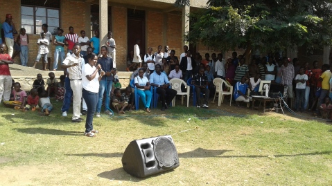 Le P.F. de la Zone Sud Mlle Ange Nsabimana présentant le programme des activités de la campagne pour la paix aux habitants de Nkenga-Busoro. 